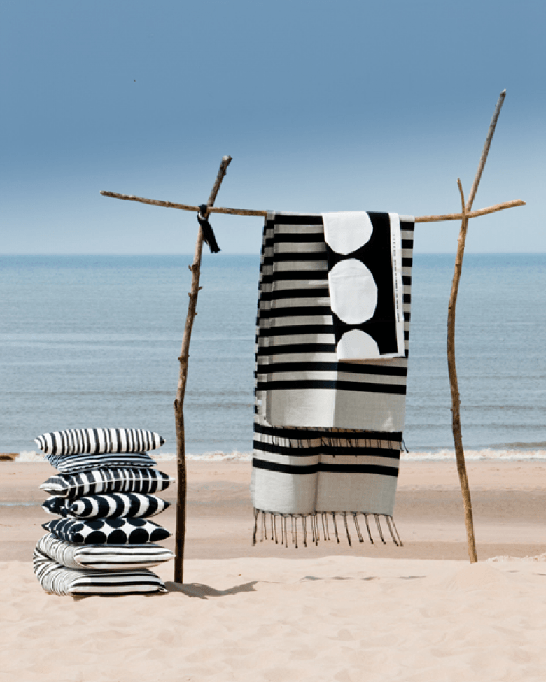 czarno-biała inspiracja plażowa - z małym, białym domkiem i czarno-białymi dekoracjami na tarasie i plaży