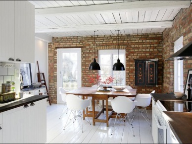Modern rustykalna kuchnia z białymi deskami na podłodze i suficie,czerwoną cegłą na ścianie i czarnymi detalami (25283)