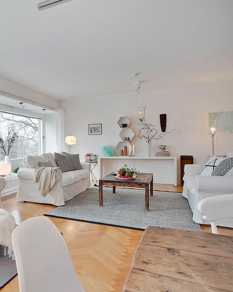 Aranżacja salonu w stylu skandynawskim z białymi sofami i szarym dywanem (21496)