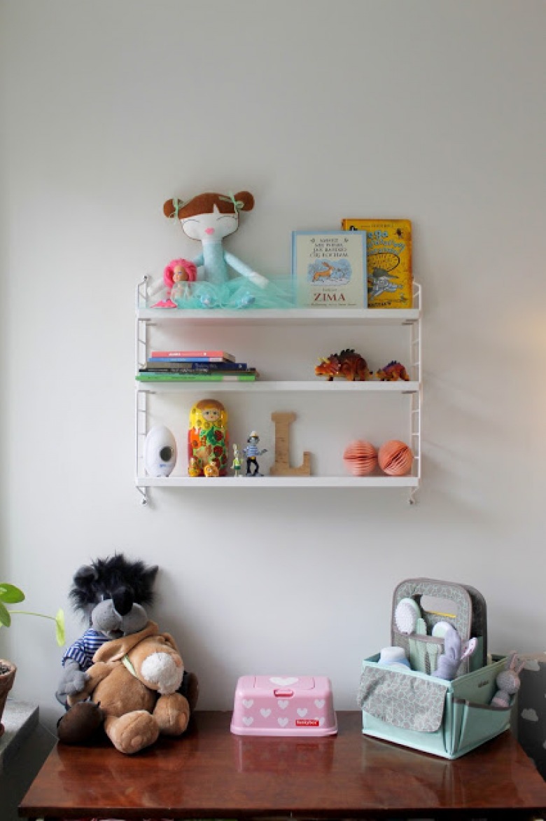 Dekoracje w dziecięcym pokoju tworzą rozmaite zabawki, książki, akcesoria dobrane kolorystycznie, natomiast pojedynczo nawiązujące do różnych stylów. Porządek i określona symetria wprowadzają do wnętrza harmonię, ale także elegancki...