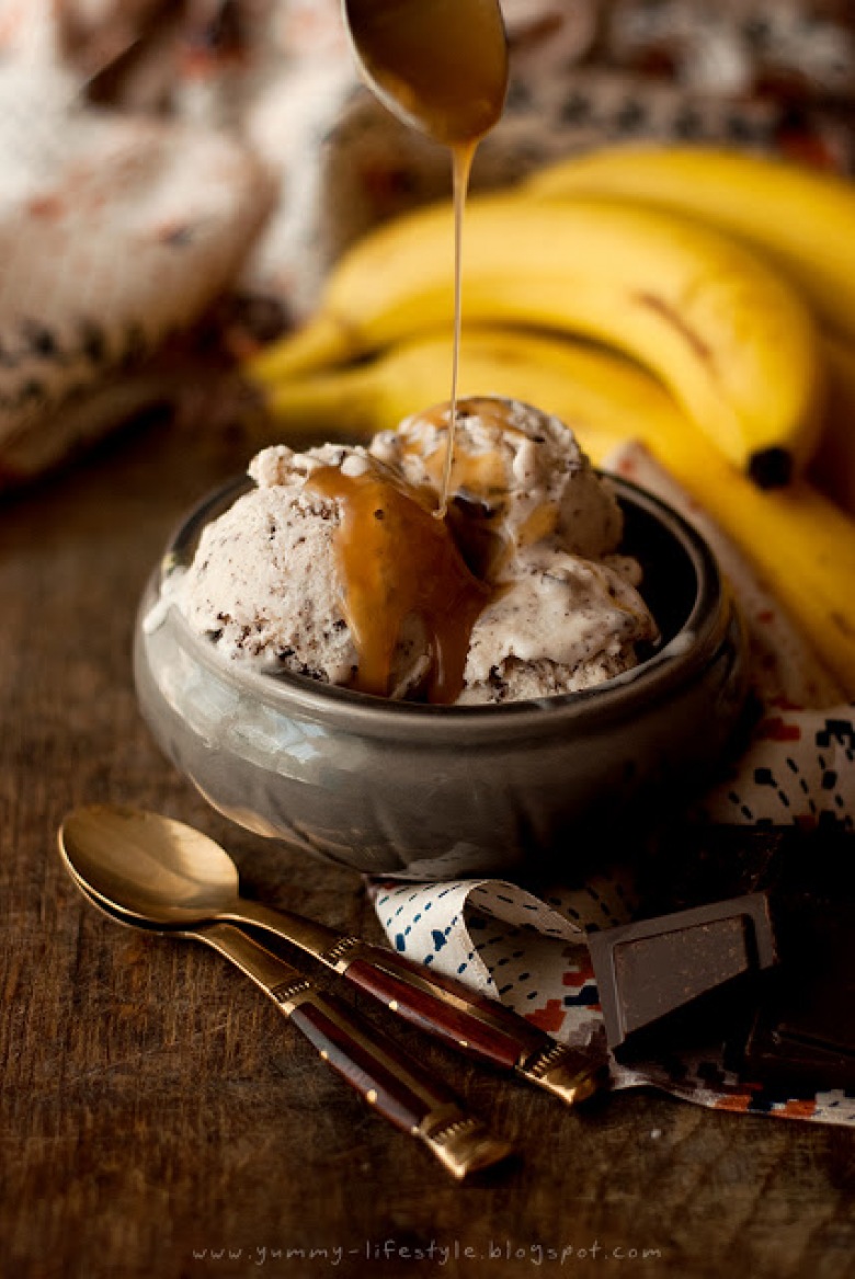 Yummy Lifestyle - Z uwielbienia dla jedzenia.: Lody bananowe z czekoladą i domowym karmelem. (7958)