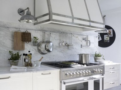 Biały okap z metalowym okuciem w kuchni w stylu Hampton (53204)