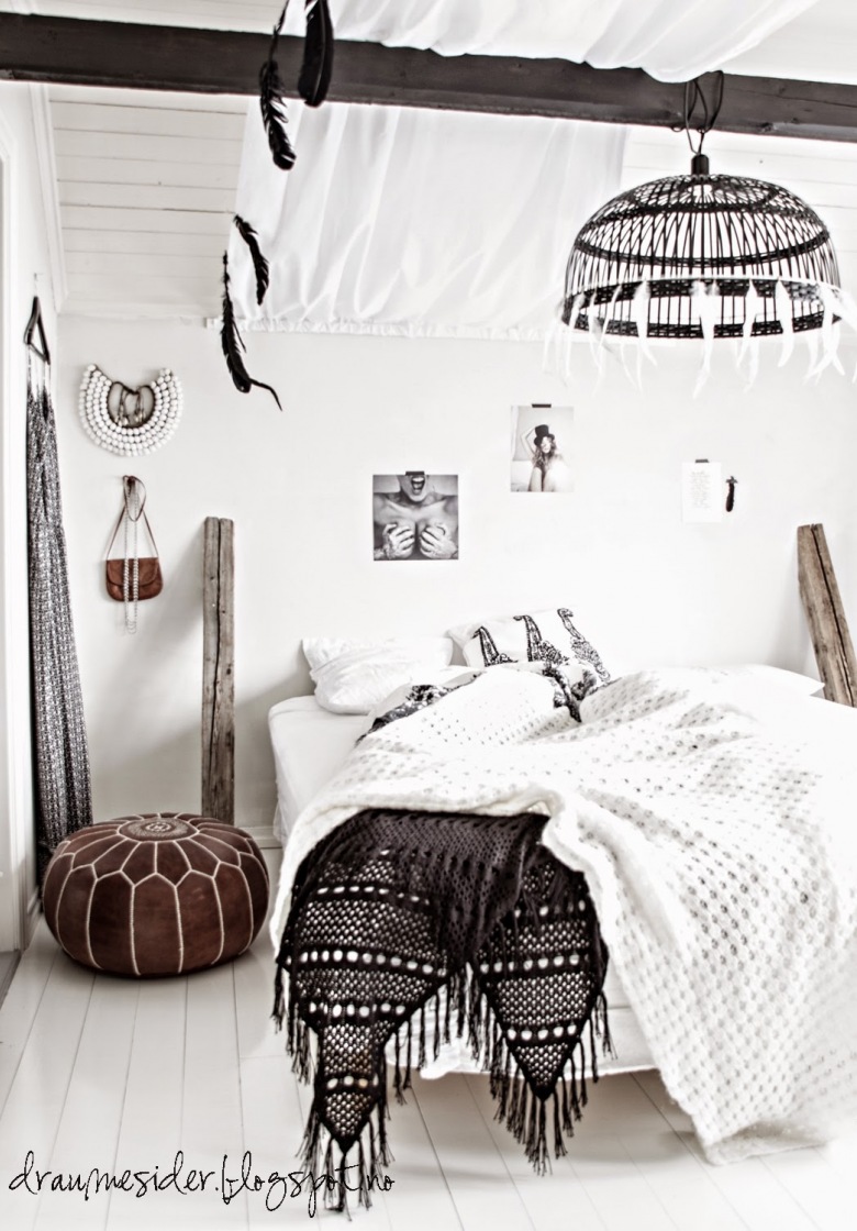 Etniczne biało-czarne dekoracje w skandynawskiej sypialni (48646)