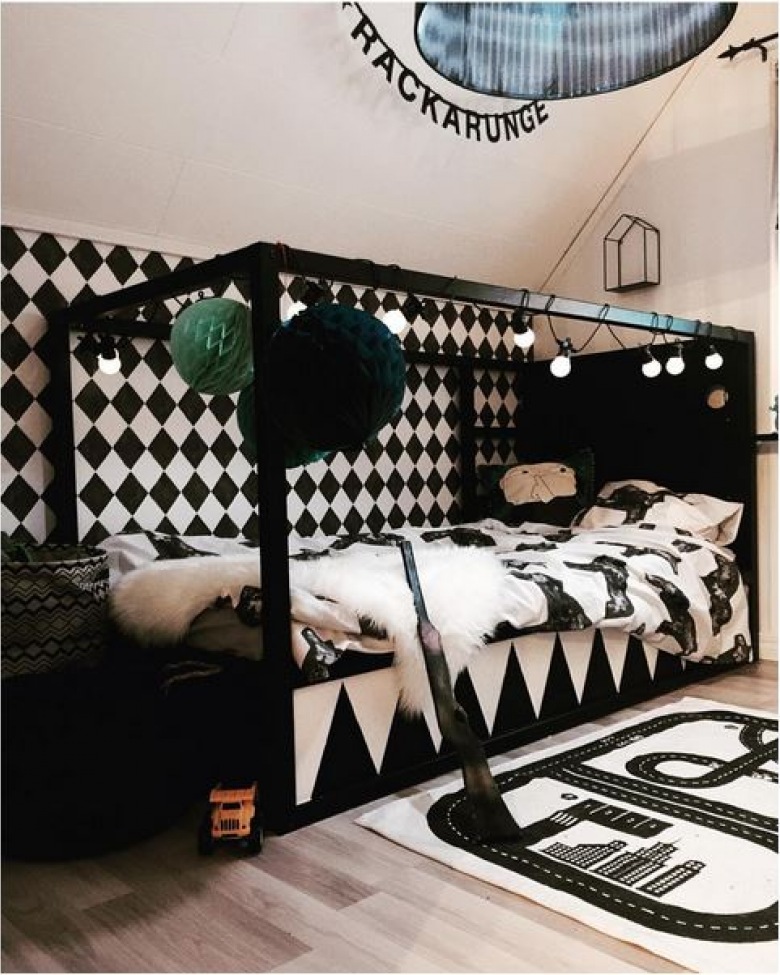 Czarne ogromne łóżko z baldachimem nadaje ton całemu pomieszczeniu. Pozostałe detale nawiązują kolorystycznie do tego...