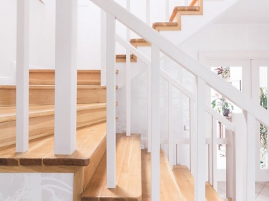 Białe schody w aranżacji (48251)