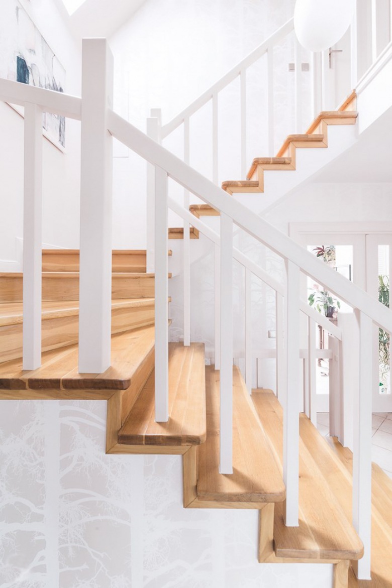 Piękne schody z białego i naturalnego drewna dodają wnętrzu elegancji. Tradycyjna forma pasuje zarówno do aranżacji w...