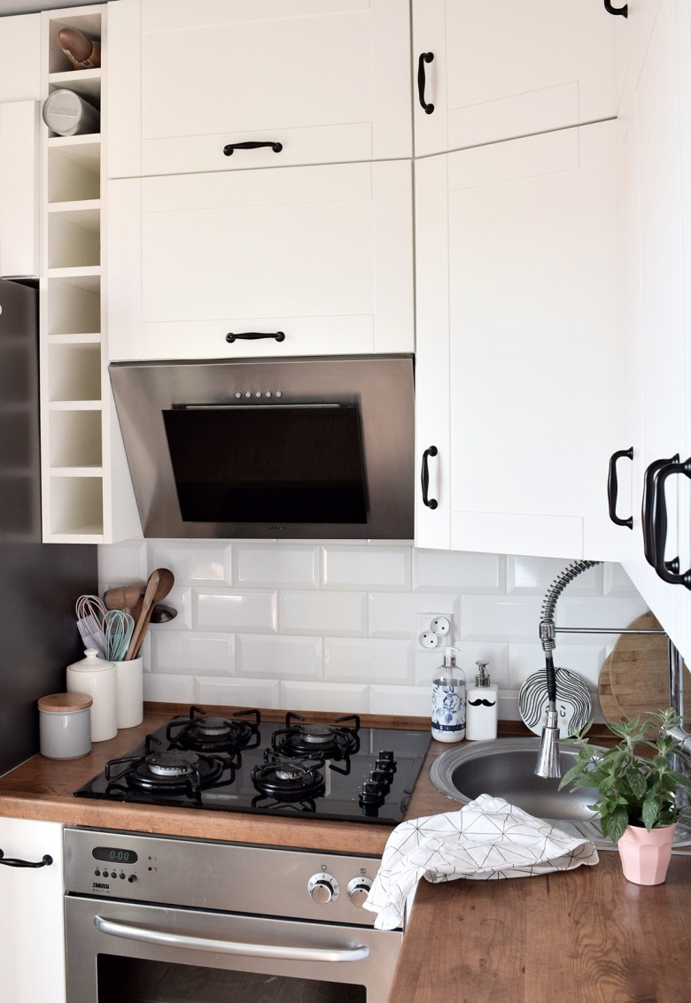 Przestrzeń robocza w kuchni jest mała, ale funkcjonalność jej zagospodarowania sprawia, że korzystanie z wnętrza na co dzień jest bardzo komfortowe. Białe szafki rozjaśniają przestrzeń, prezentują się schludnie i...