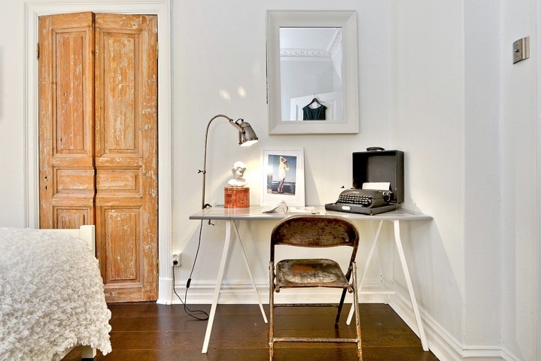 Nowoczesne biurko z metalowym krzesłem vintage i drewniane postarzane drzwi w skandynawskiej sypialni (21827)