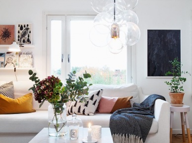 Biała sofa udekorowana kolorowymi poduszkami w salonie (51860)