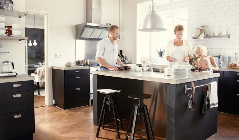 typowe, ale ładne wnętrze skandynawskiego domu - szczególnie wyróżnić należy kuchnię w ciemnych, grafitowych kolorach i...