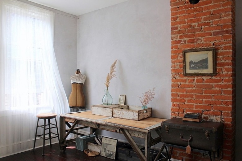 Kącik do pracy z biurkiem vintage i ścianą z cegły (17113)