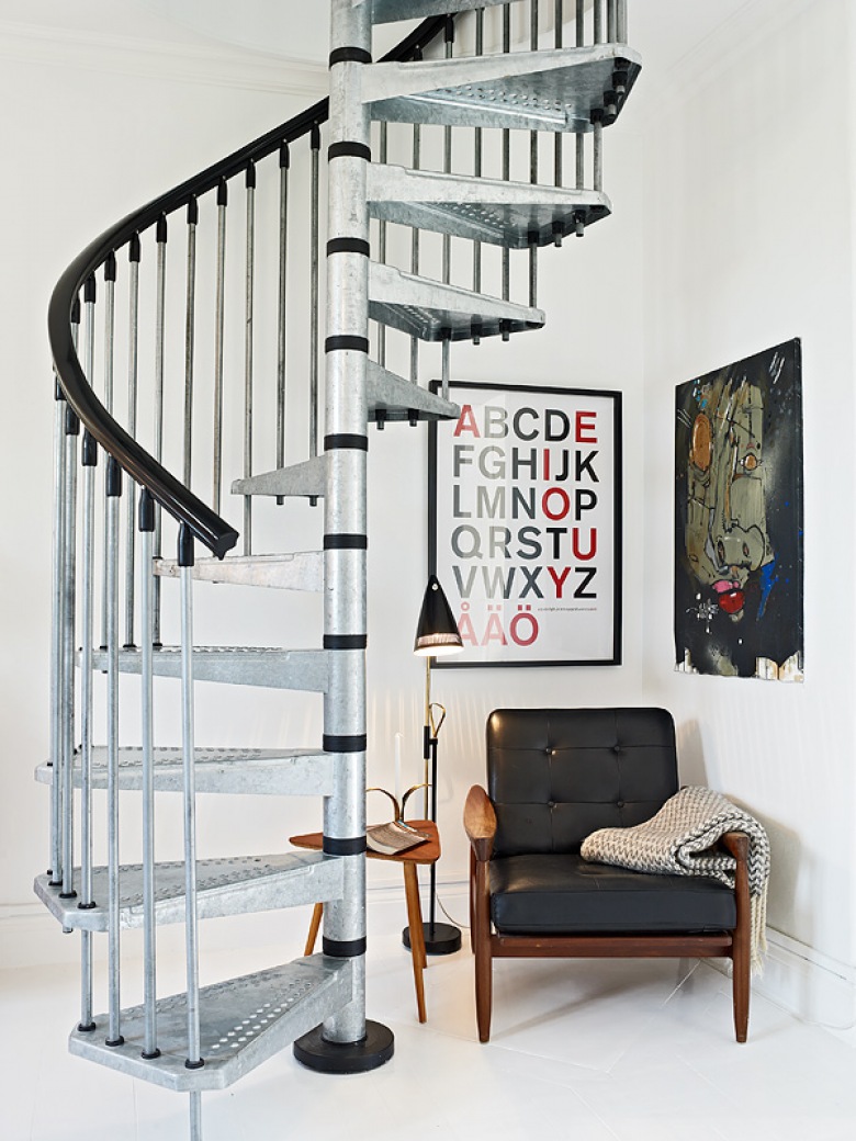 Metalowe, spiralne schody w mieszkaniu (16762)