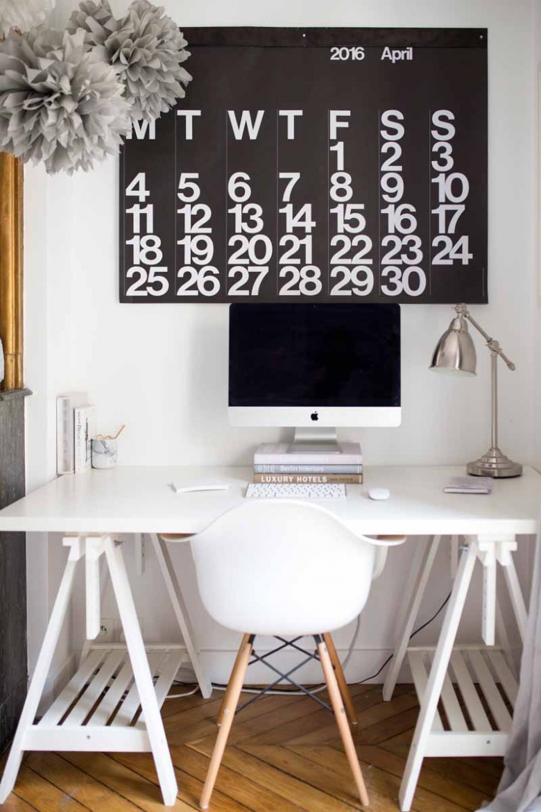W domowym gabinecie postawiono na duży i wyraźny kalendarz ścienny. Zwraca na siebie uwagę czarnym kolorem i samą formą.