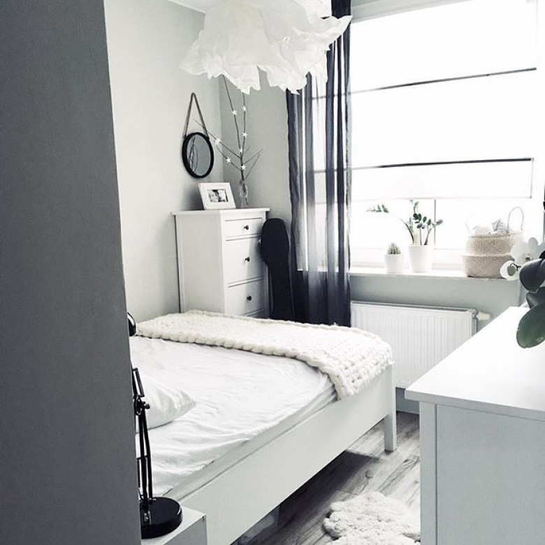 Aranżacja sypialni jest bardzo elegancka. Paleta barw opiera się na bieli oraz czerni, które tworzą razem klasyczny,...