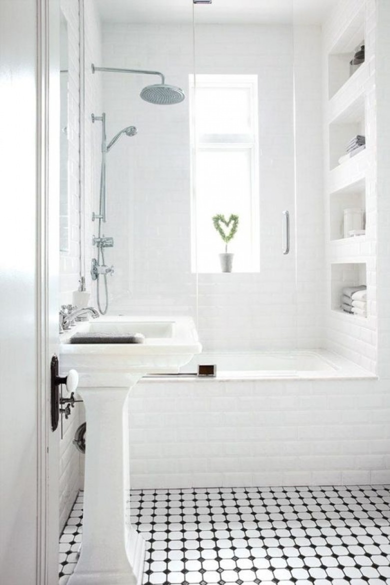Aranżacja łazienki wygląda bardzo czysto i schludnie. Biały kolor powiększa optycznie przestrzeń, a dzięki temu, że we...