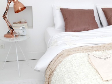 Miedziana lampka i miedziany kolor poduszek w aranżacji białej sypialni (22886)