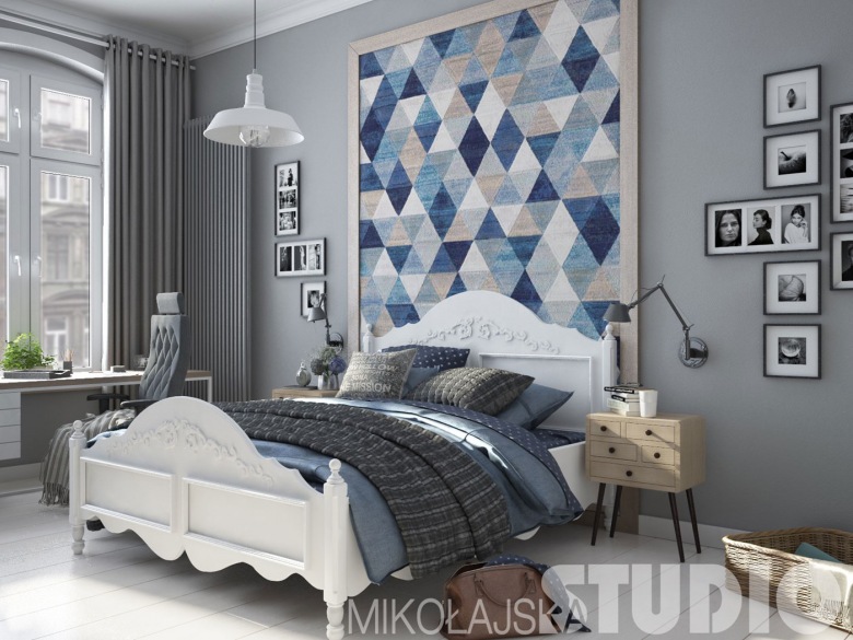 Niezwykle ciekawą dekoracją w sypialni jest mała galeria ścienna po obu stronach łóżka. W dość geometrycznych...