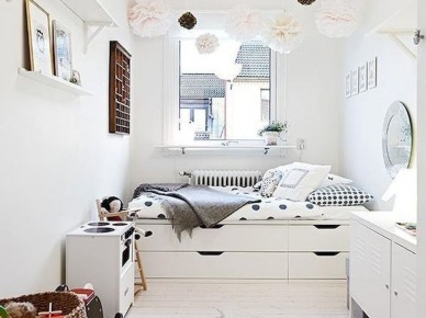 Aranżacja wąskiej sypialni z pojedynczym łóżkiem w białym kolorze (55892)