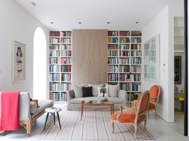 Pomarańczowe francuskie fotele,biały szezlong i nowoczesna sofa w aranzacji salonu z nowoczesną biblioteczką (22956)