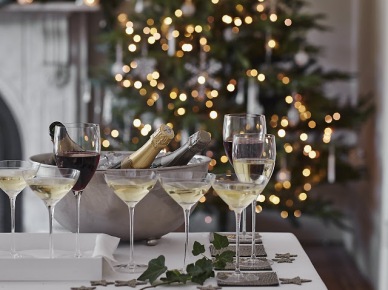 Świąteczna choinka w pokoju kominkowym ze stołem udekorowanym do uroczystej kolacji (47778)