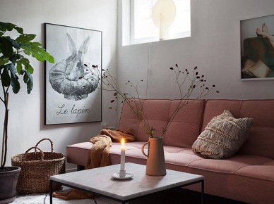Różowa sofa w małym salonie (53972)