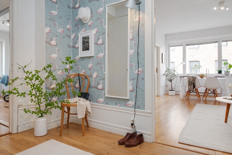 świetne mieszkanie w skandynawskim stylu, gdzie główna rolę grają pastelowe tapety na wybranych ścianach. Ciepły klimat...