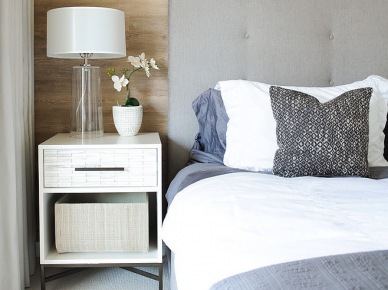 Drewniana okładzina na ścianie, biała podłoga i szare tapicerowane łóżko (23504)