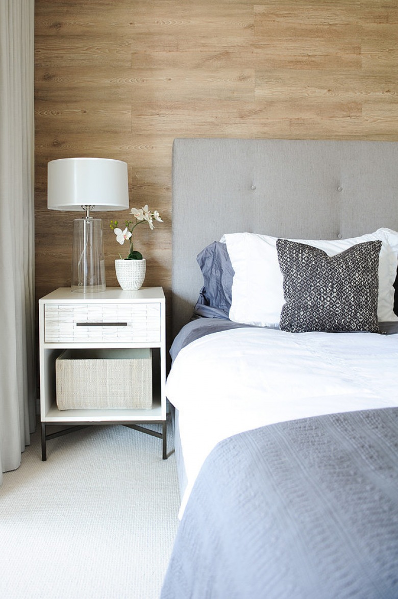 Drewniana okładzina na ścianie, biała podłoga i szare tapicerowane łóżko (23504)