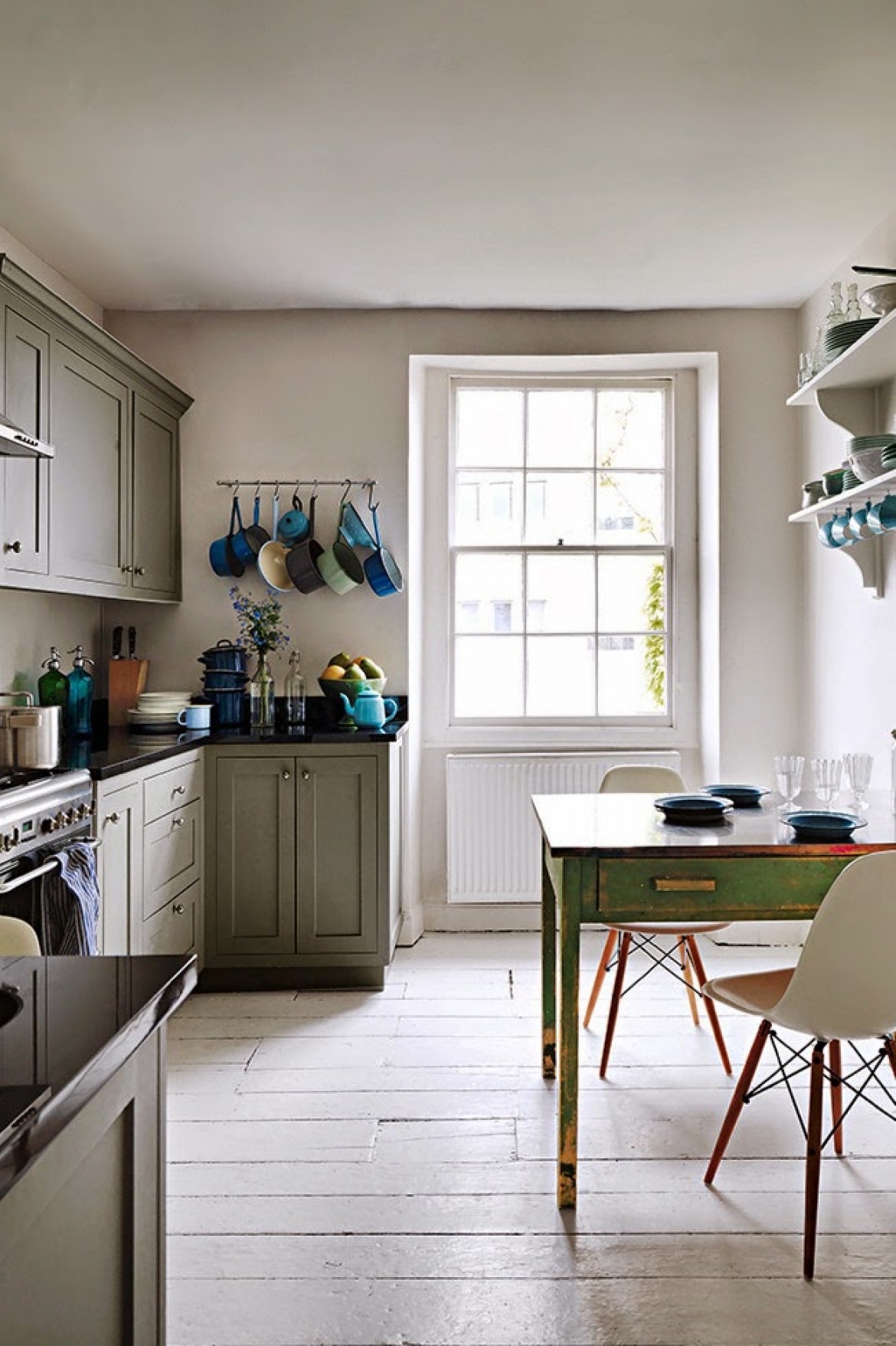 Szara kuchnia z zielonym stołem vintage,białymi krzeslami vitra i niebieskimi akcesoriami kuchennymi (25062)