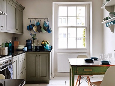 Szara kuchnia z zielonym stołem vintage,białymi krzeslami vitra i niebieskimi akcesoriami kuchennymi (25062)