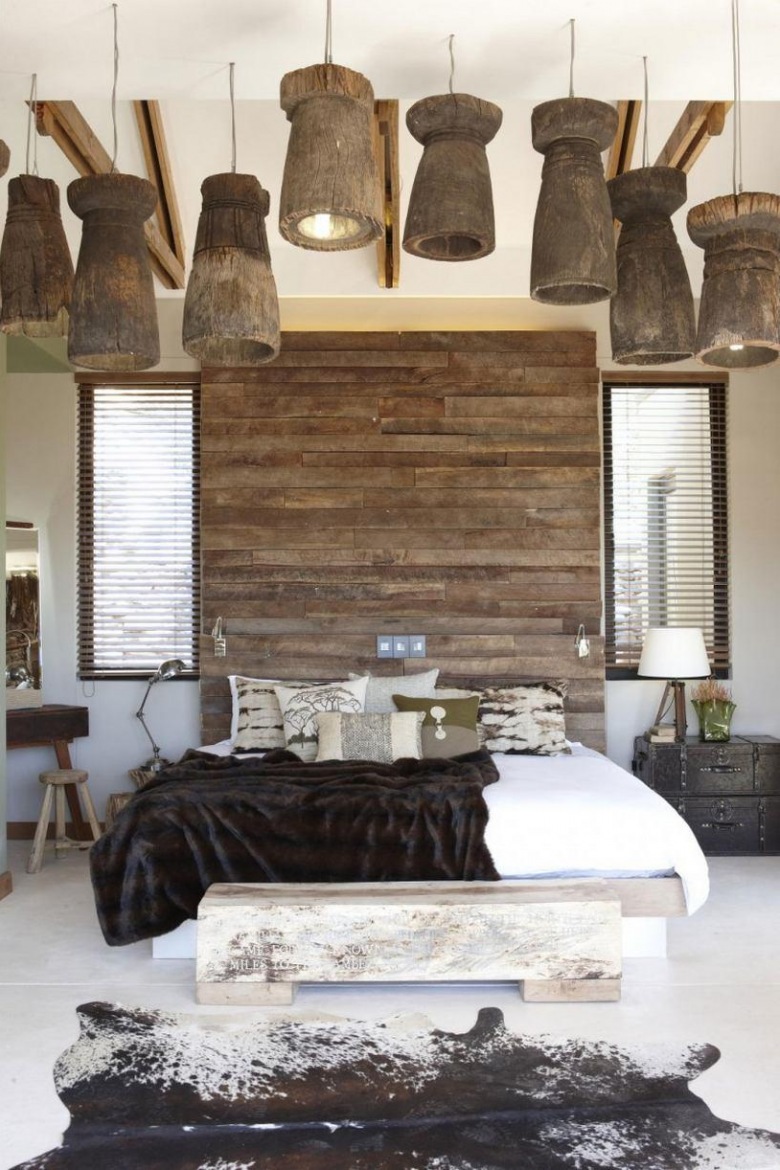 oryginalna sypialnia pełna etnicznych dekoracji w drewnie - lampy z afrykańskich materiałów są niepowtarzalne i bardzo...