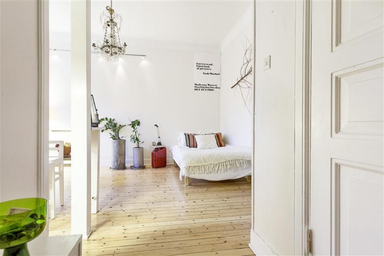 wyjątkowo przytulne i miłe małe mieszkanie - białe wnętrze z drewnianą, piękną podłogą z desek w naturalnym kolorze i...