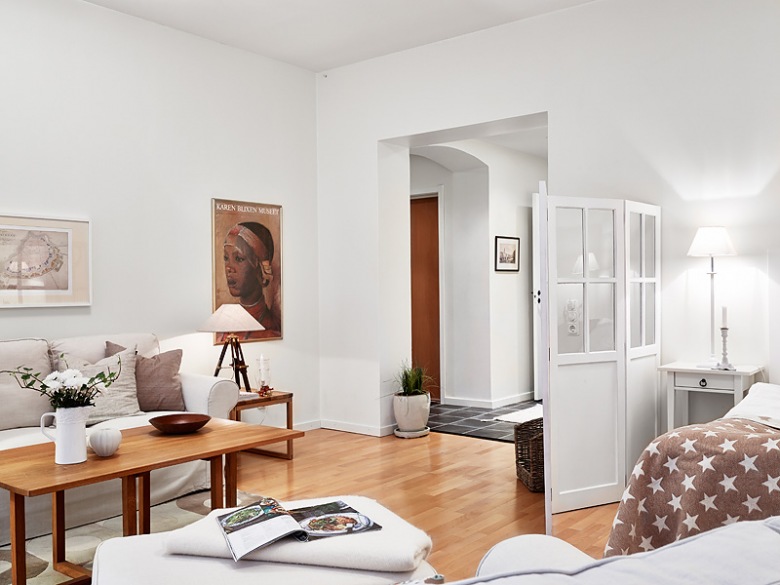 małe mieszkanie, bo tylko 51 m2, ale urządzone klimatycznie i lekko stylową nutką. tradycyjnie białe wnętrze...