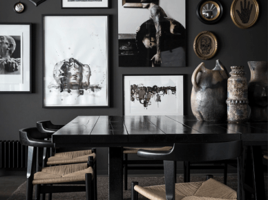 Jadalnia w czerni z galerią biało-czarnych grafik i fotografii, nowoczesną lampą i stylowymi ramkami (22880)