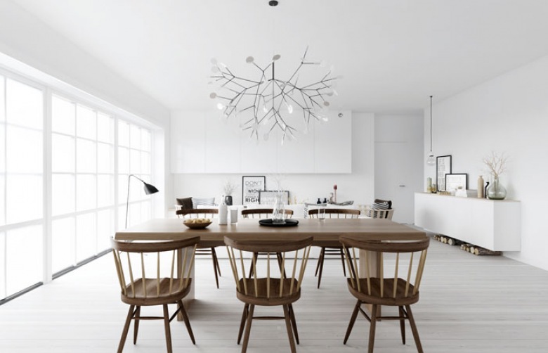 Skandynawskie drewniane krzesła ze stołem w otwatej przestrzeni  białego salonu (26667)
