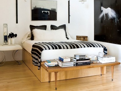 Czarne kinkiety, pościel  i fotografie w białej sypialni z drewnianym łóżkiem (20894)