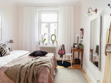Aranżacja białej sypialni z drewnianymi i beżowymi detalami (24860)