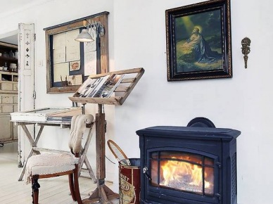 Kominek koza, francuskie krzesło i dekoracje w stylu vintage w białym skandynawskim wnętrzu (21688)
