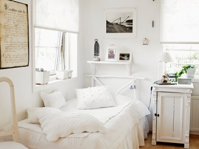 Biała szafka i łóżko w prowansalskiej aranżacji wiejskiej sypialni (25593)