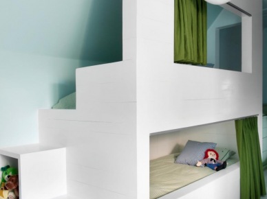Zabudowane piętrowe łóżko w pokoju dziecięcym (49532)
