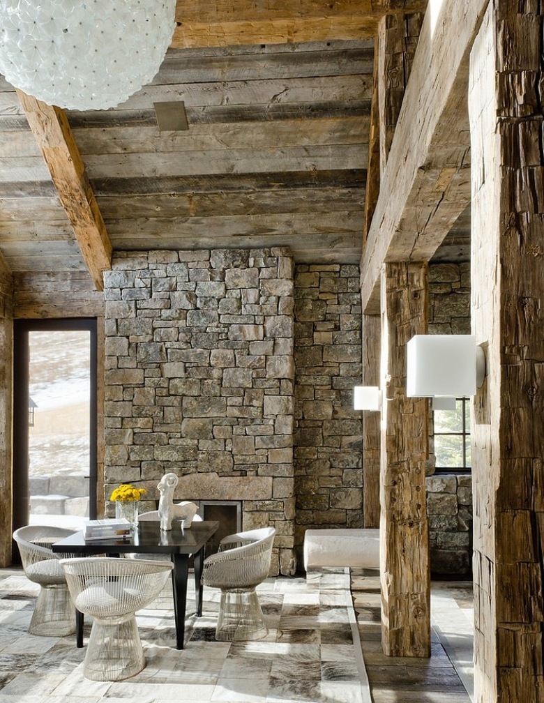 solidny dom zbudowany z szarego kamienia naturalnego - rezydencja w stylu rustykalnym na mroźne i śnieżne wakacje