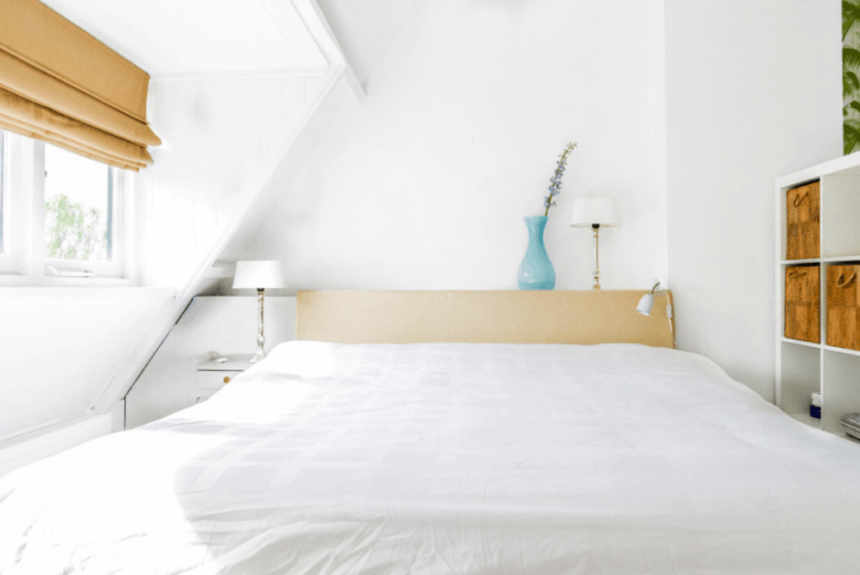 Ogromne łóżko w sypialni urządzonej w stylu skandynawskim zapewni odpowiednią dawkę komfortu po ciężkim dniu. Biel zagościła również tutaj, pozostawiając drewnianą ramę łóżka w ciepłym odcieniu brązu. Niebieski wazon dodatkowo podkreśla wszechobecność...