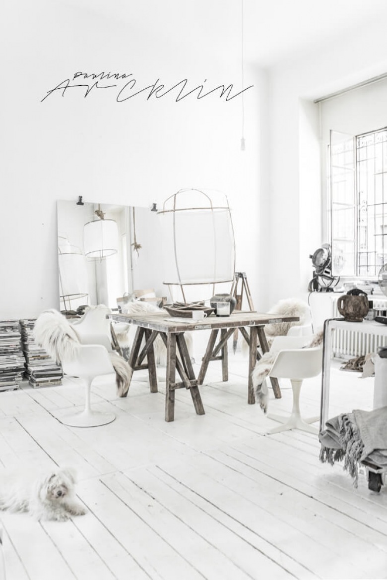 W jadalni w stylu skandynawskim dominuje kolor śnieżnej bieli. Wokół drewnianego stołu ustawiono białe bujane krzesła z...