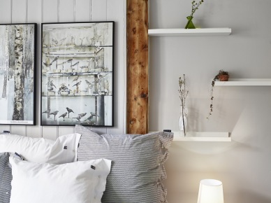 Białe półeczki w sypialni w skandynawskim stylu (28127)