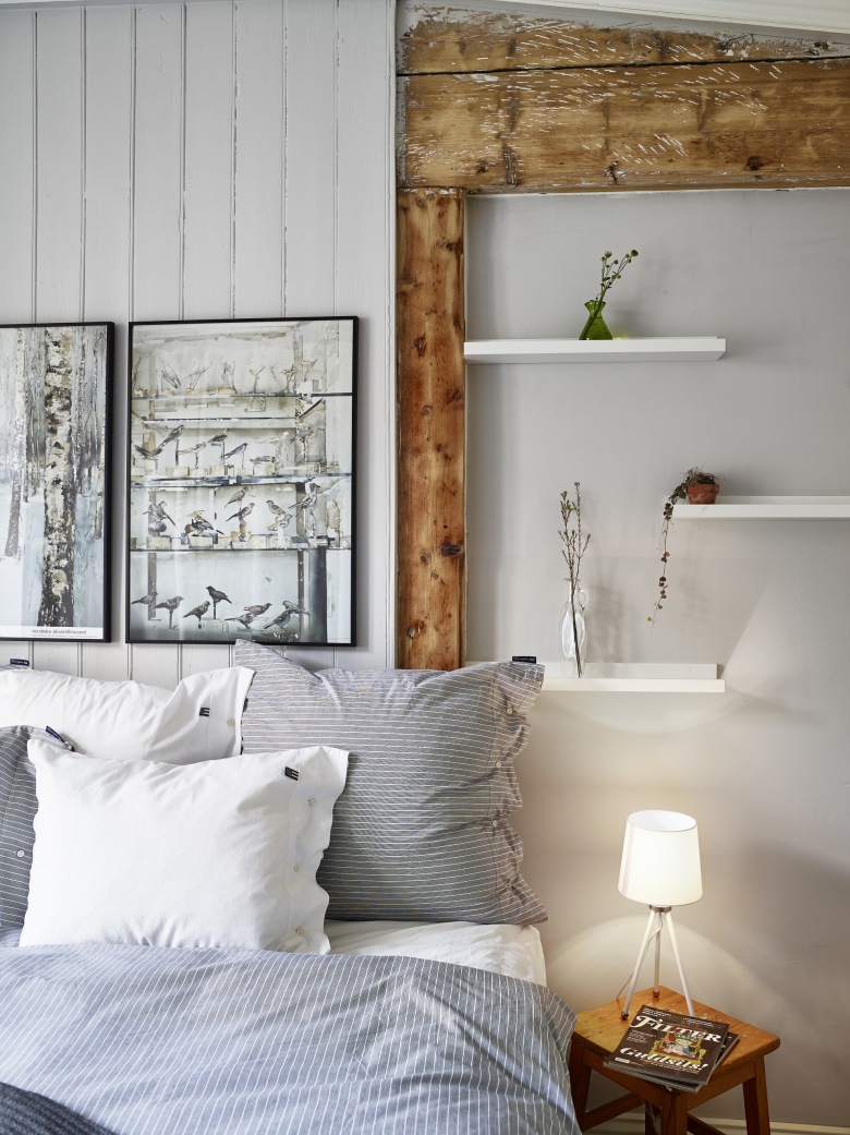 Białe półeczki w sypialni w skandynawskim stylu (28127)