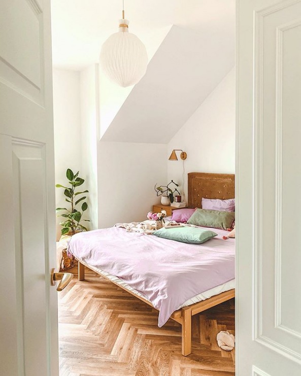 W sypialni dominuje drewno, a szczególnie efektownie wygląda parkiet w jodełkę. Również rama łóżka jest drewniana i ma...