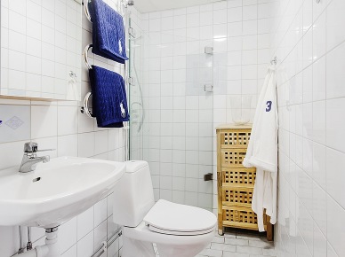 Biała mała łazienka z ażurową szafką z drewna (21186)