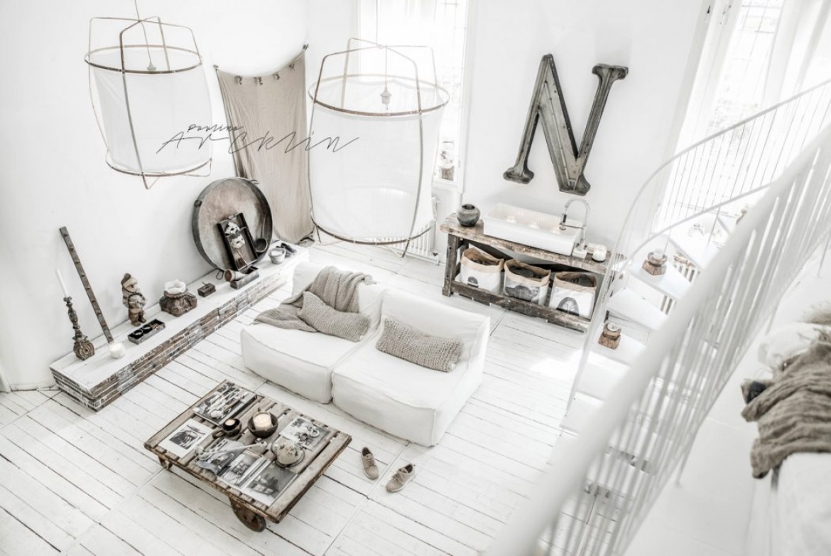Przestronny salon w białym kolorze z drewnianą podłogą (51445)