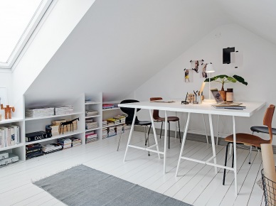 Białe  domowe biuro z zabudowa z pólkami pod skośną ścianą z oknem,białe biurka ,brązowe i czarne krzesła nowoczesne na metalowych nogach (25950)