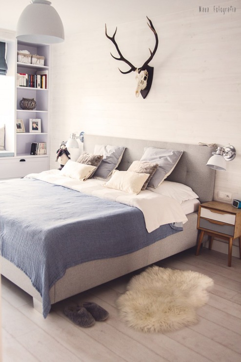 Skandynawska aranżacja sypialni bazuje na jasnej kolorystyce bieli oraz błękitu. Charakterystyczne dodatki, takie jak...